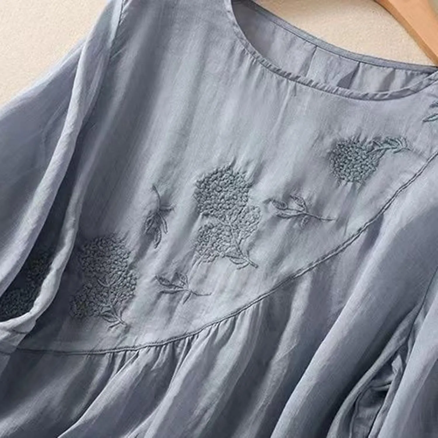 Women's Short Sleeve Linen Shirt Casual V Neck Fashion T Shirts Floral Print Loose Fit Summer Tshirts